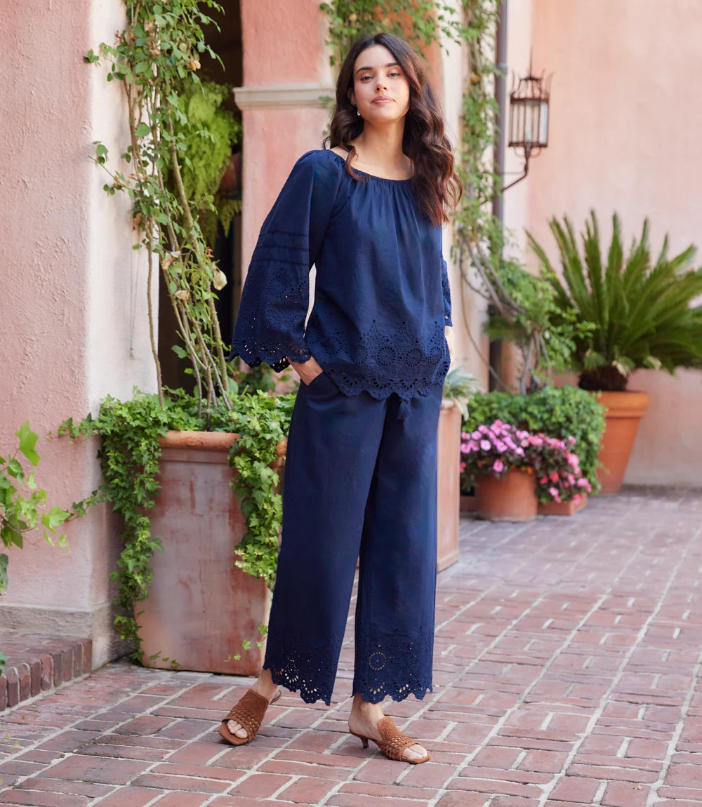 Embroidered Scallop Edge Cropped Pants S26
